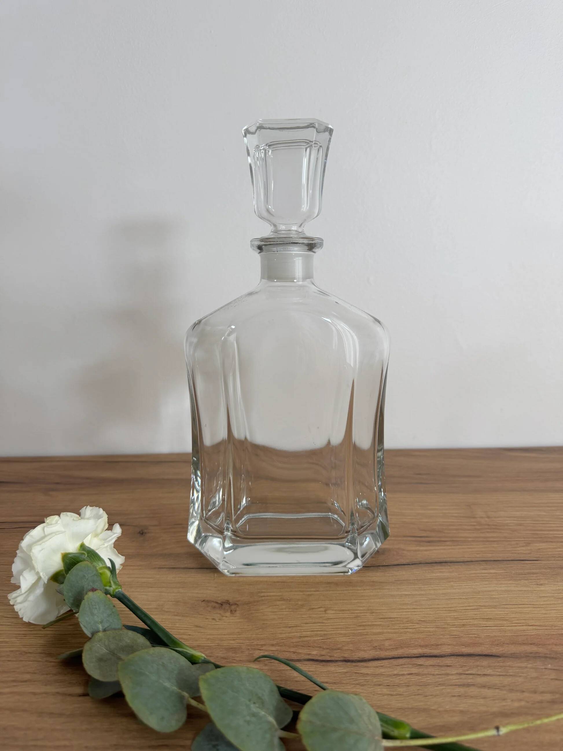 Transparent whisky carafe
