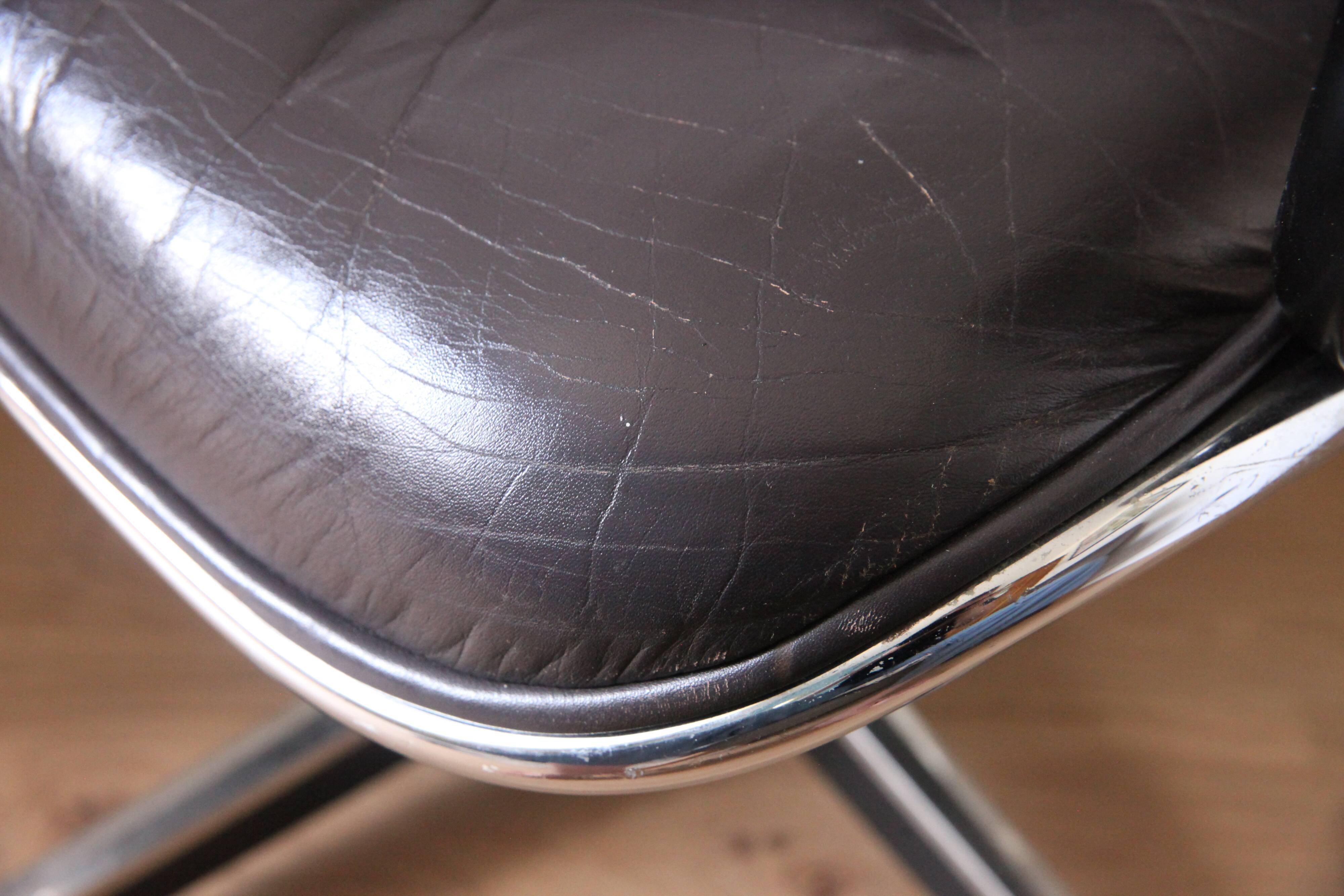 Fauteuil Pollock pour Knoll cuir couleur prune/violet
