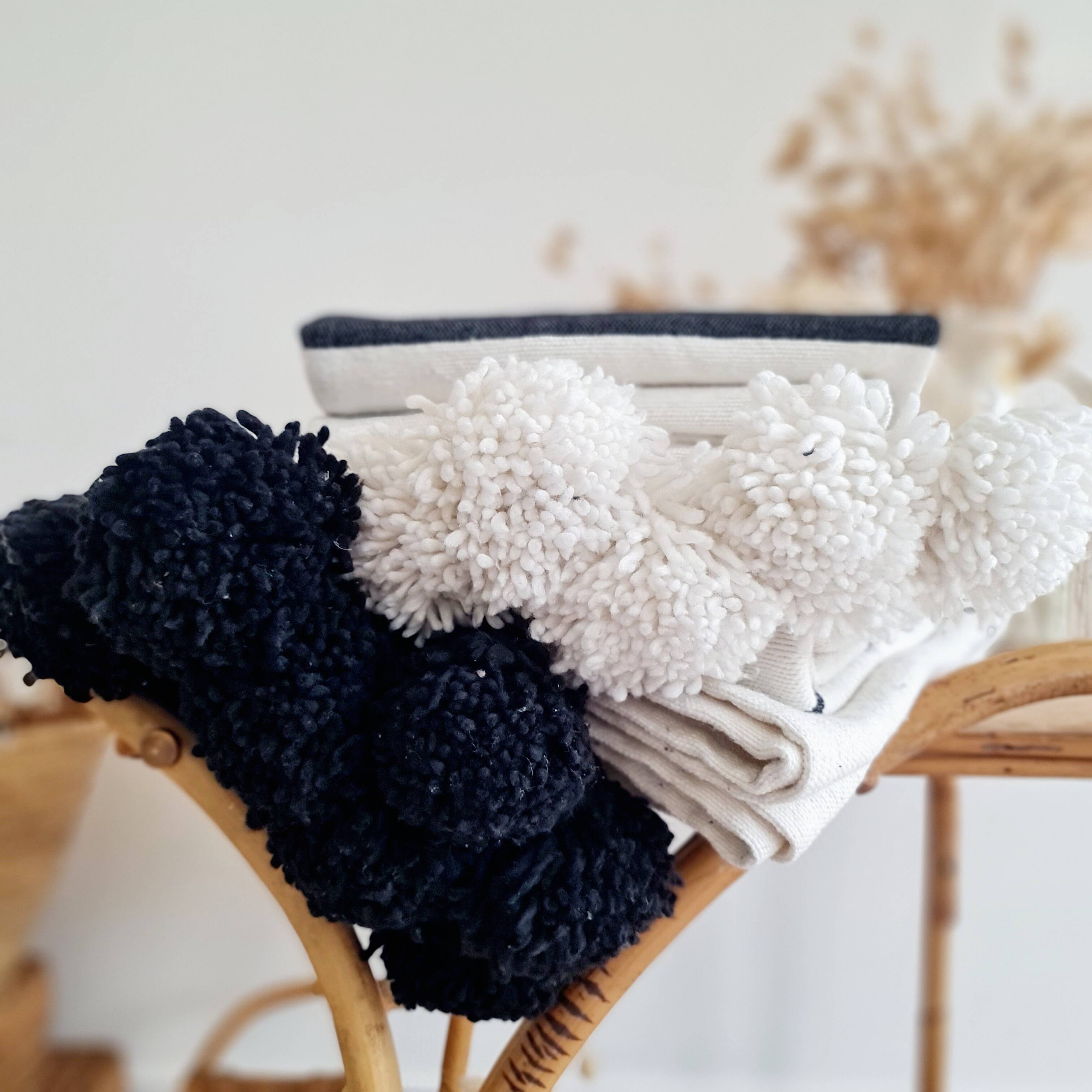 Plaid tissé main rayures noires pompons blancs