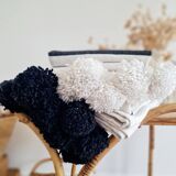 Plaid tissé main rayures noires pompons blancs