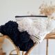 Plaid tissé main rayures noires pompons blancs