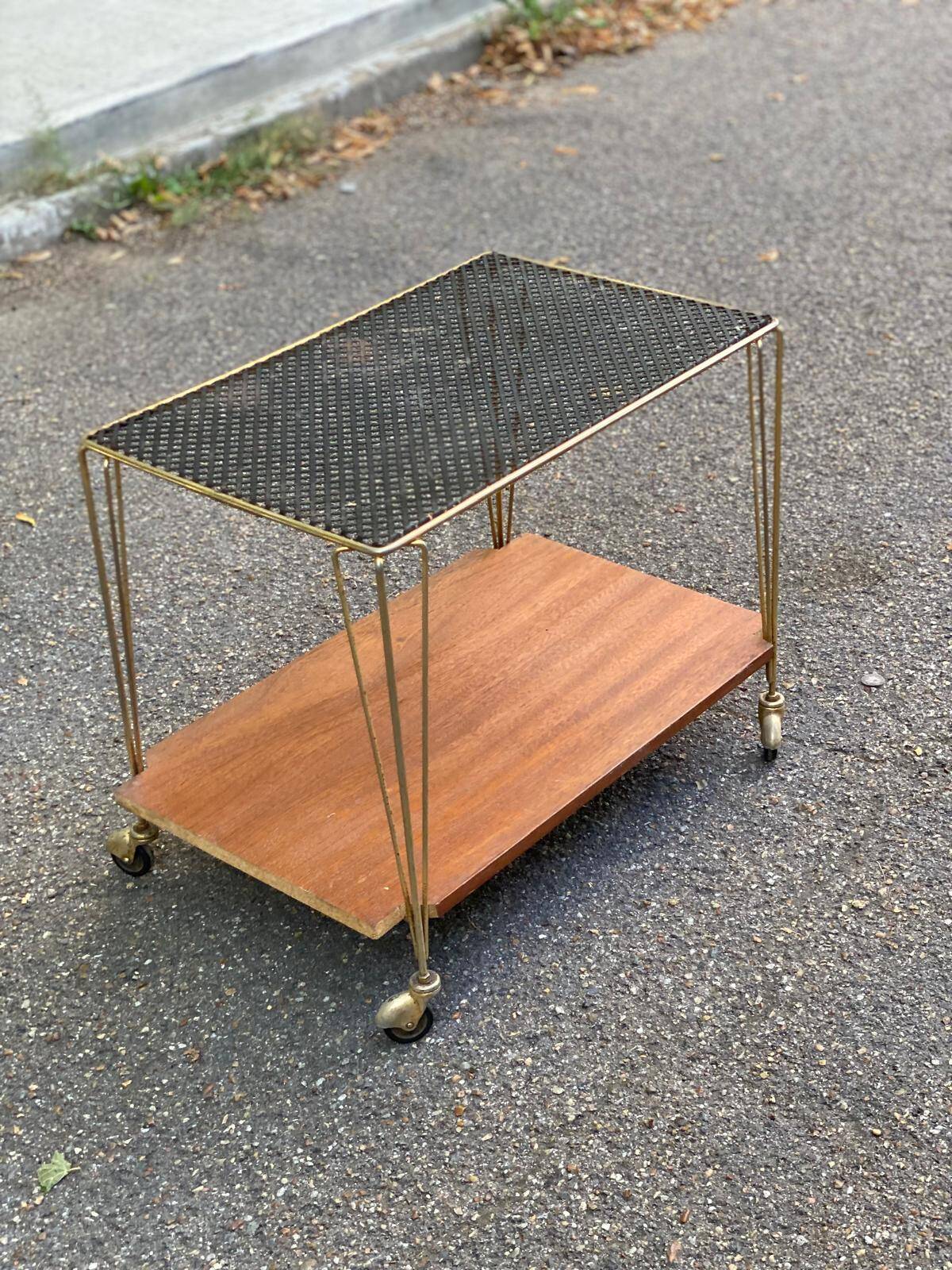 Desserte scandinave dorée avec plateau grillage et bois