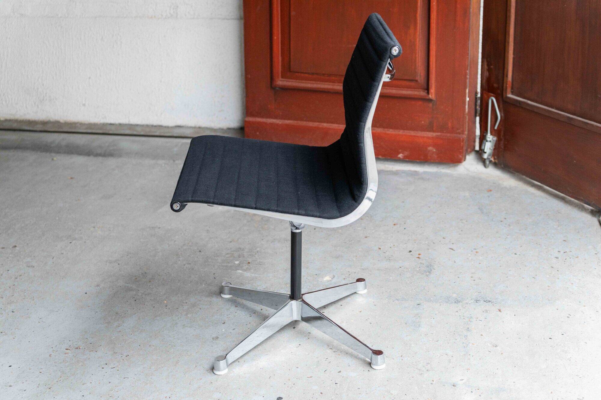 Ensemble de 6 chaises d'appoint ‘EA 105’ par Charles et Ray Eames