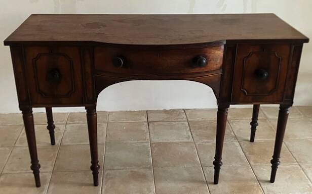George III curved buffet in cherry wood, late 18th century.
