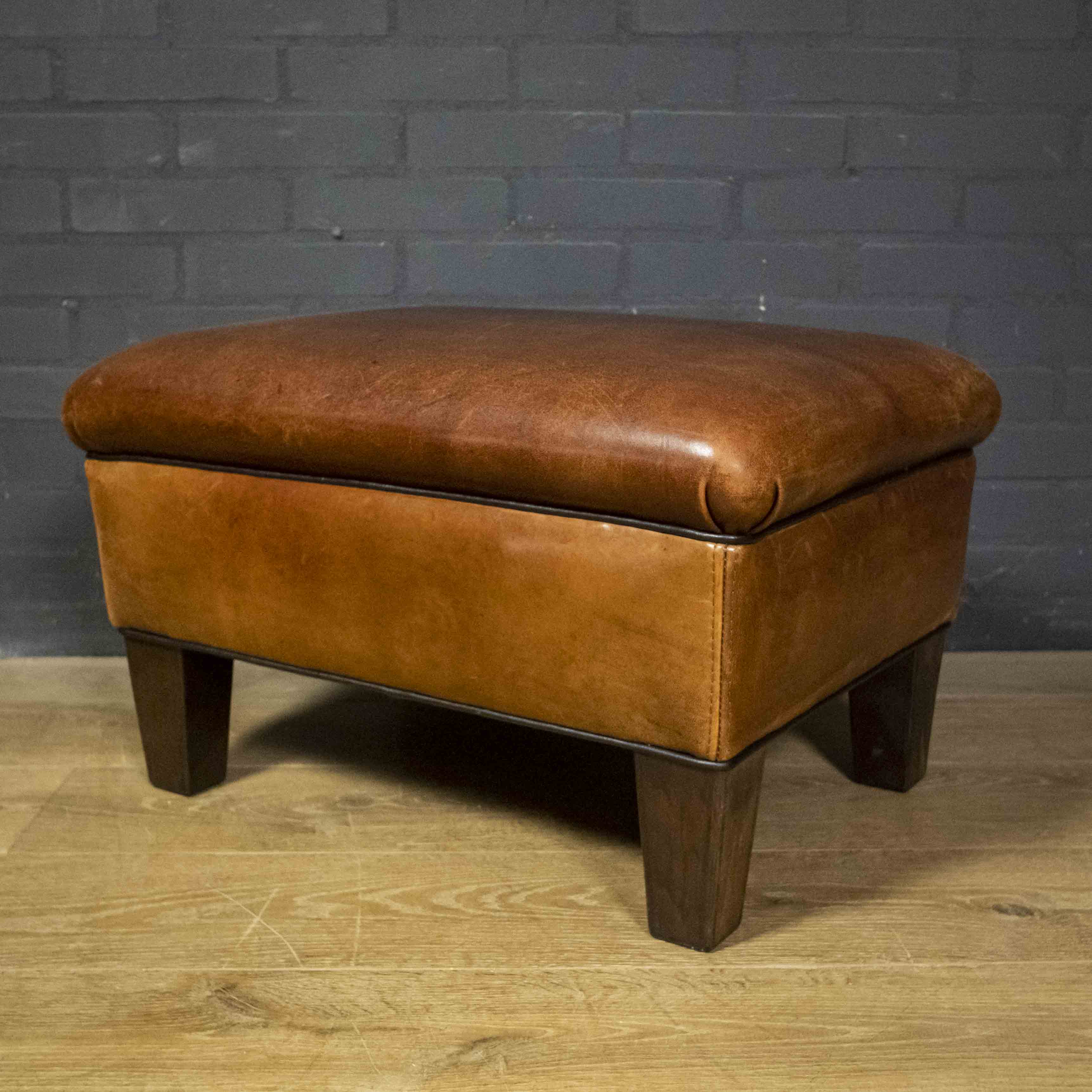 Ensemble de fauteuils club vintage en peau de mouton (Cuir de mouton) avec tabouret