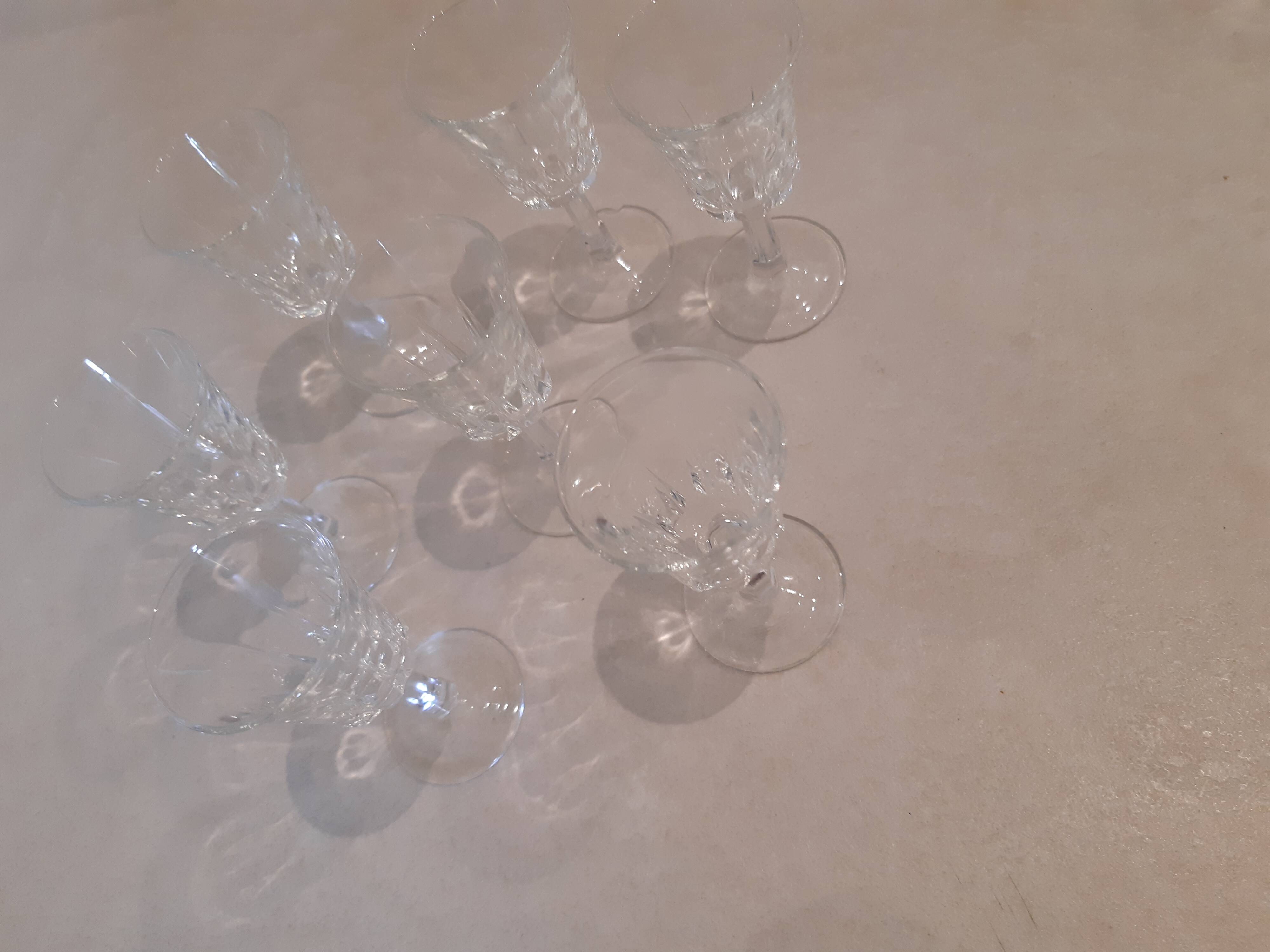 Lot de 7 petits verres à pied ciselés