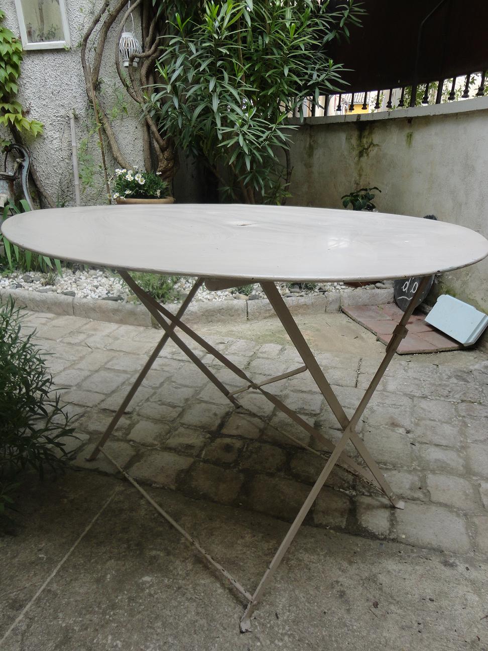 Table old round metal folding