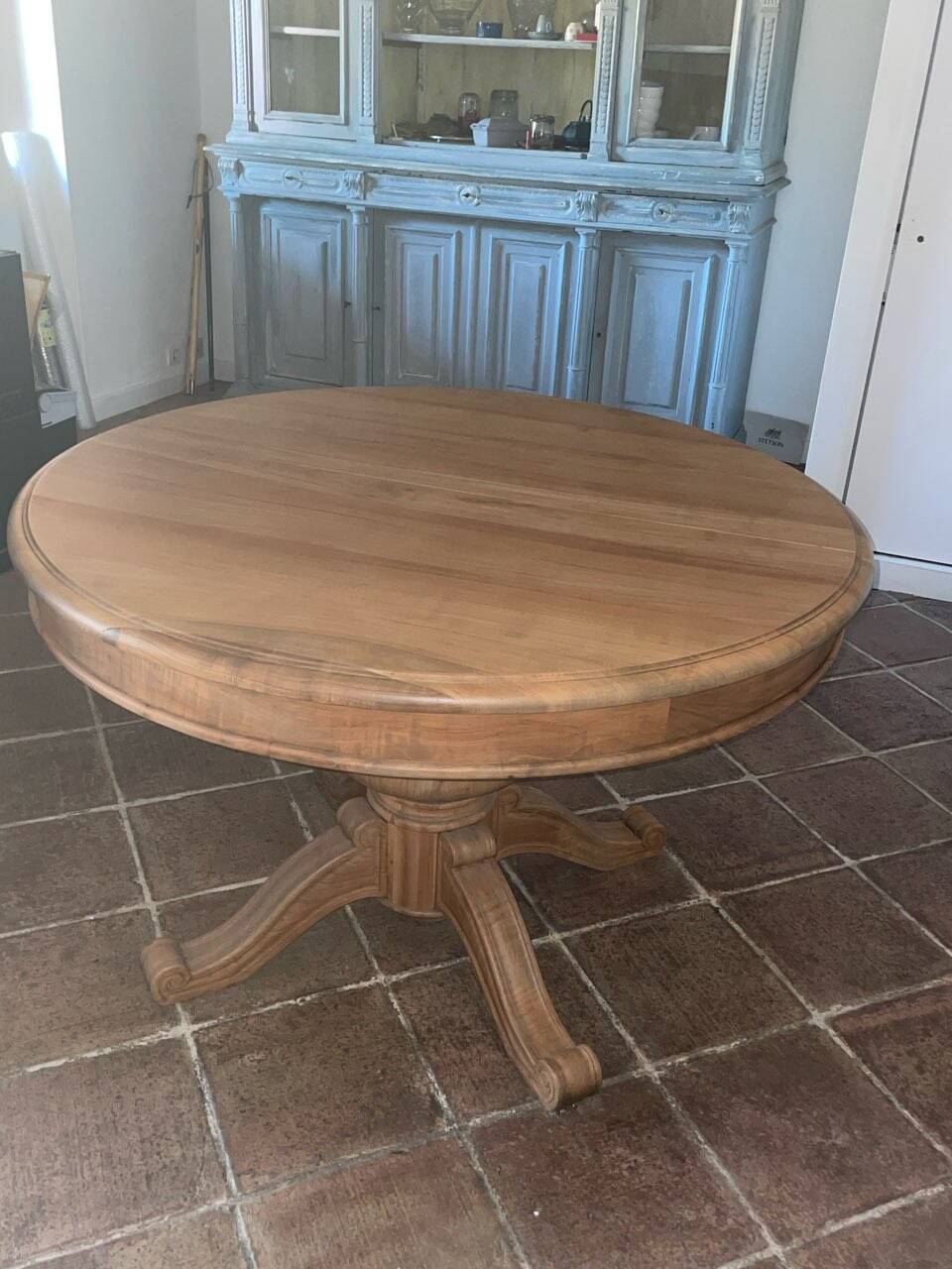 Table ronde à manger en merisier massif.