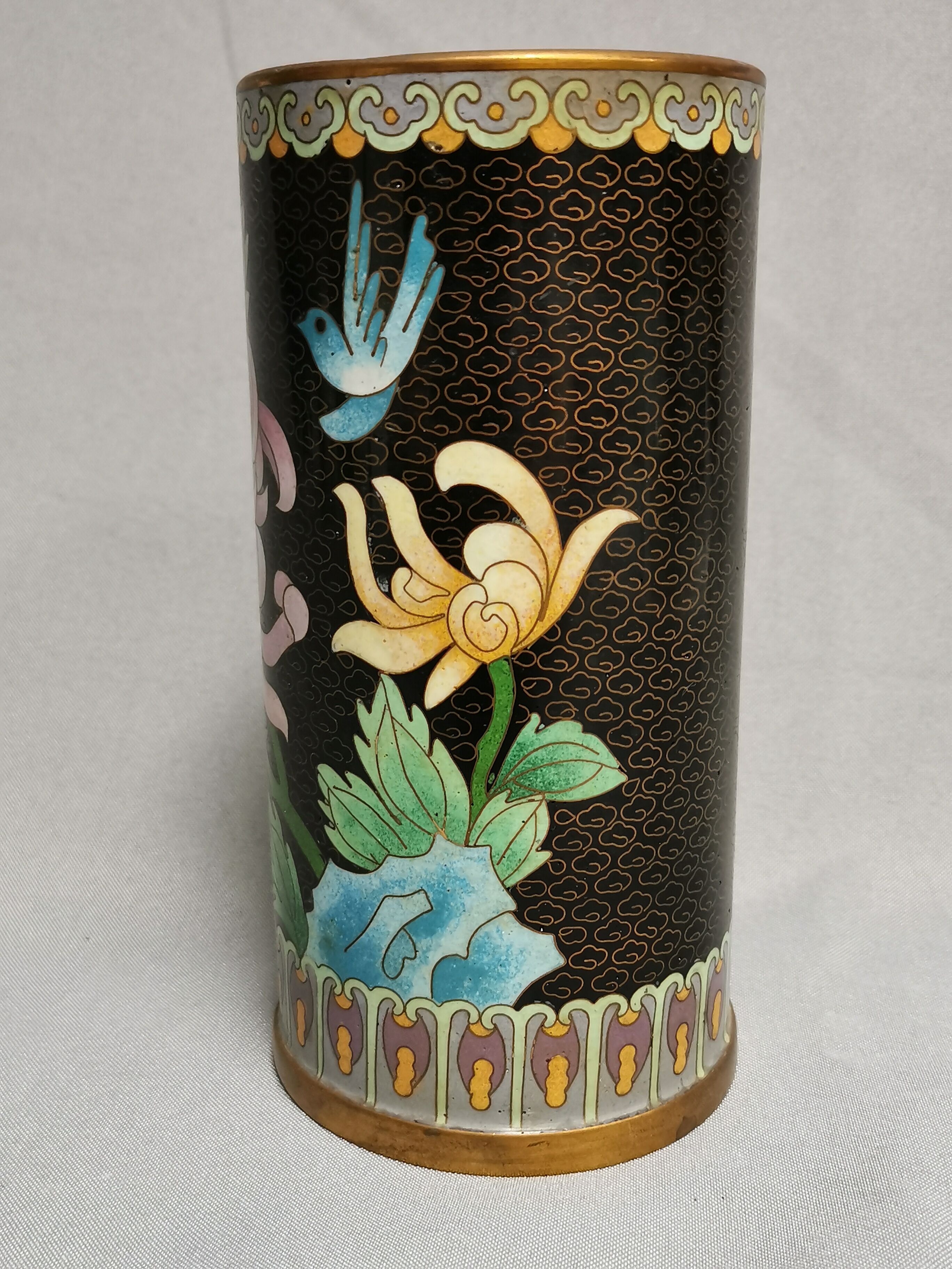 Vase Roll , beautiful enamels Cloisonnés , China Asia . flowers , blue background