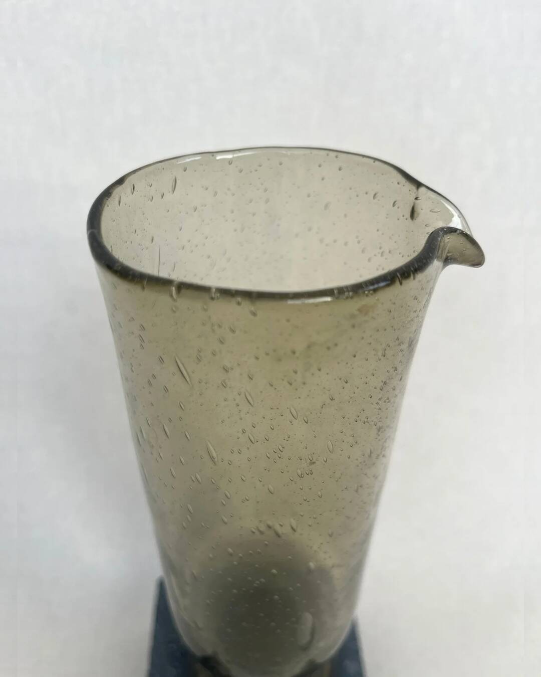 Carafe haute en verre bullé