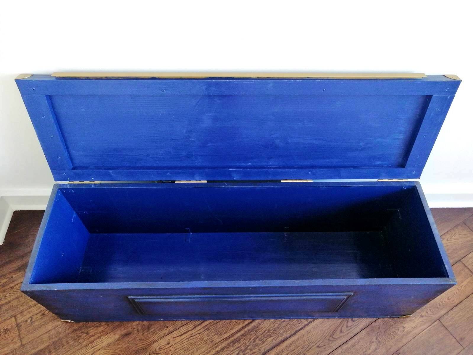 Coffre malle - banc en bois massif bleu Majorelle & laiton doré