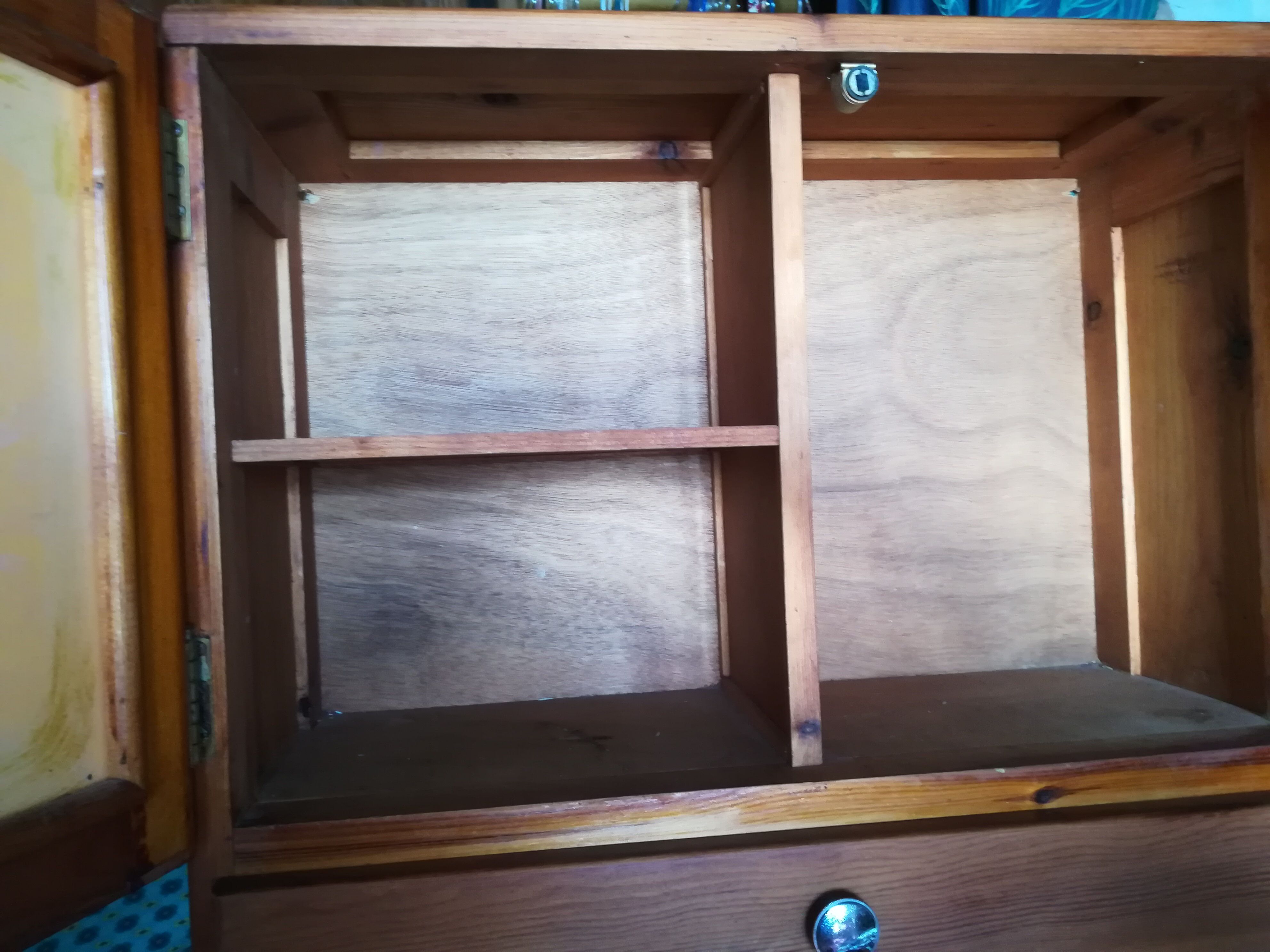 Cabinet a pharmacy art deco