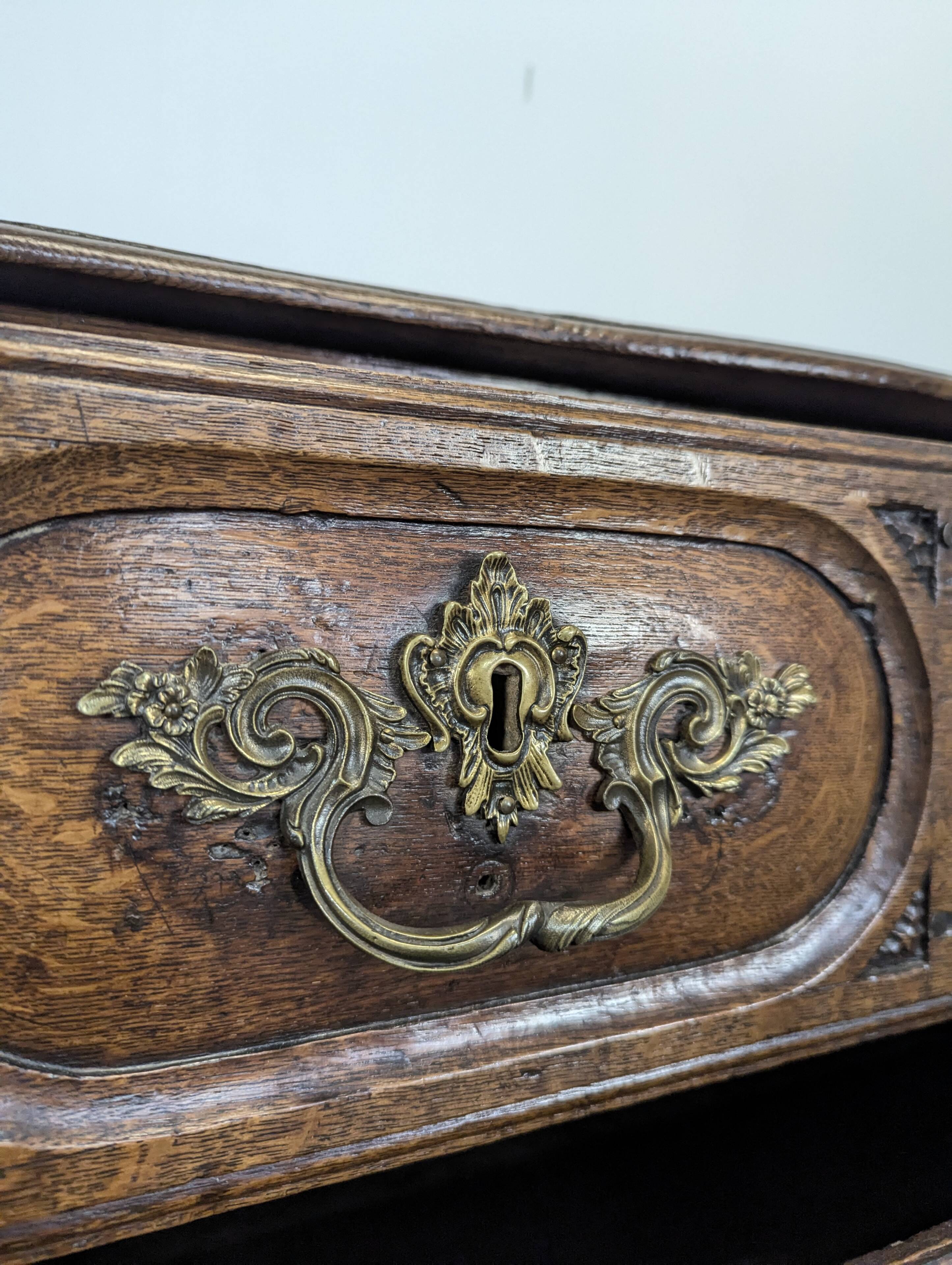Oak commode from the 18th century.