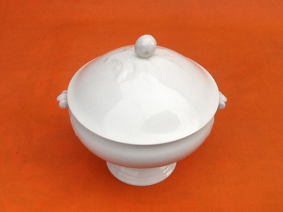 Soupière ancienne   Porcelaine blanche à décor de feuilles de chêne