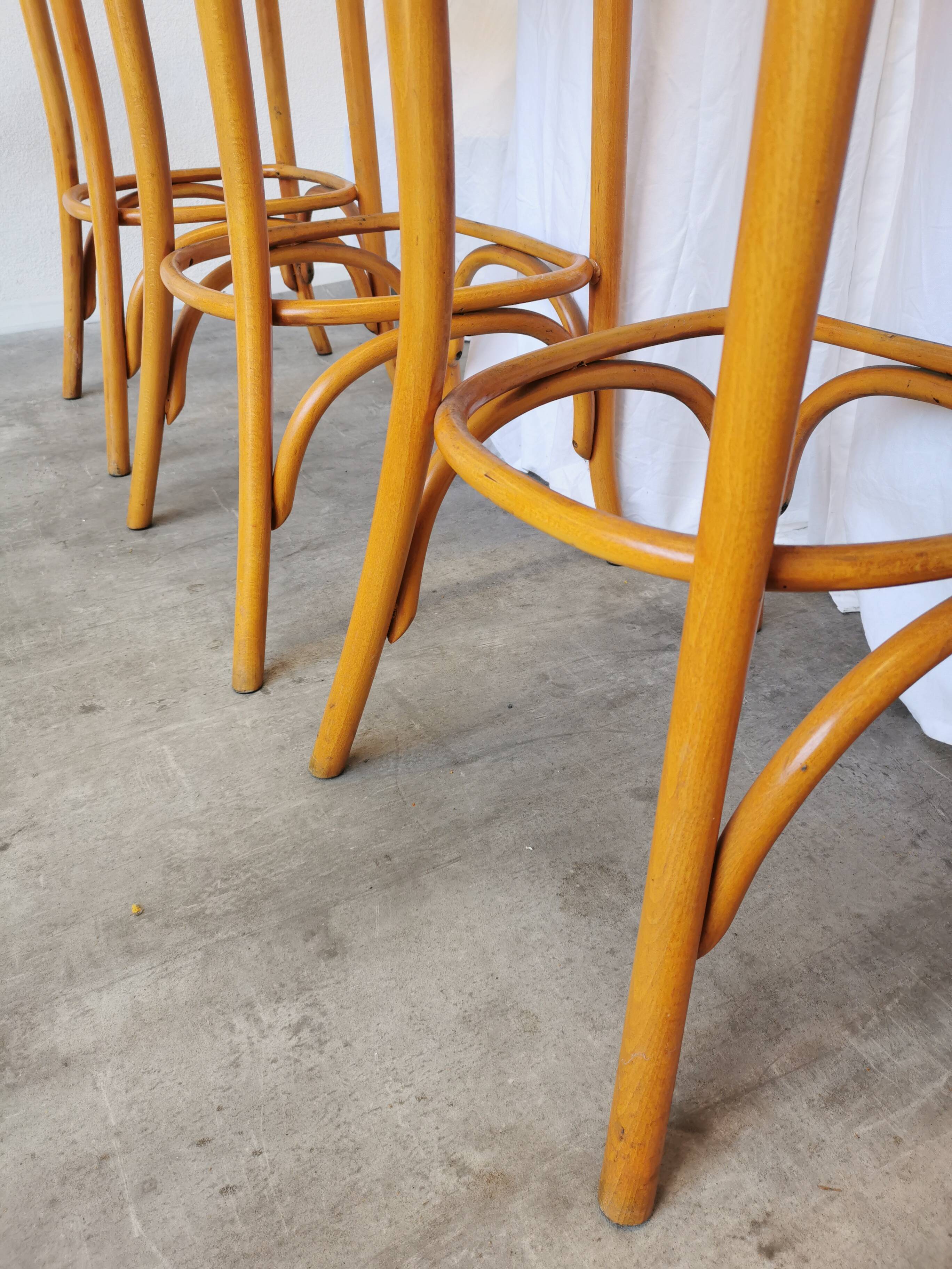 Ensemble de 4 chaises hautes de bar vintage en bois courbé avec accoudoirs / Couleur bois naturel