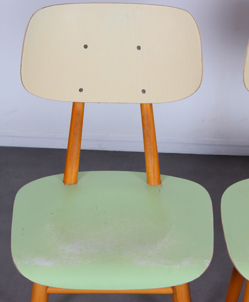 Suite de 3 chaises produites par Ton dans les années 1960