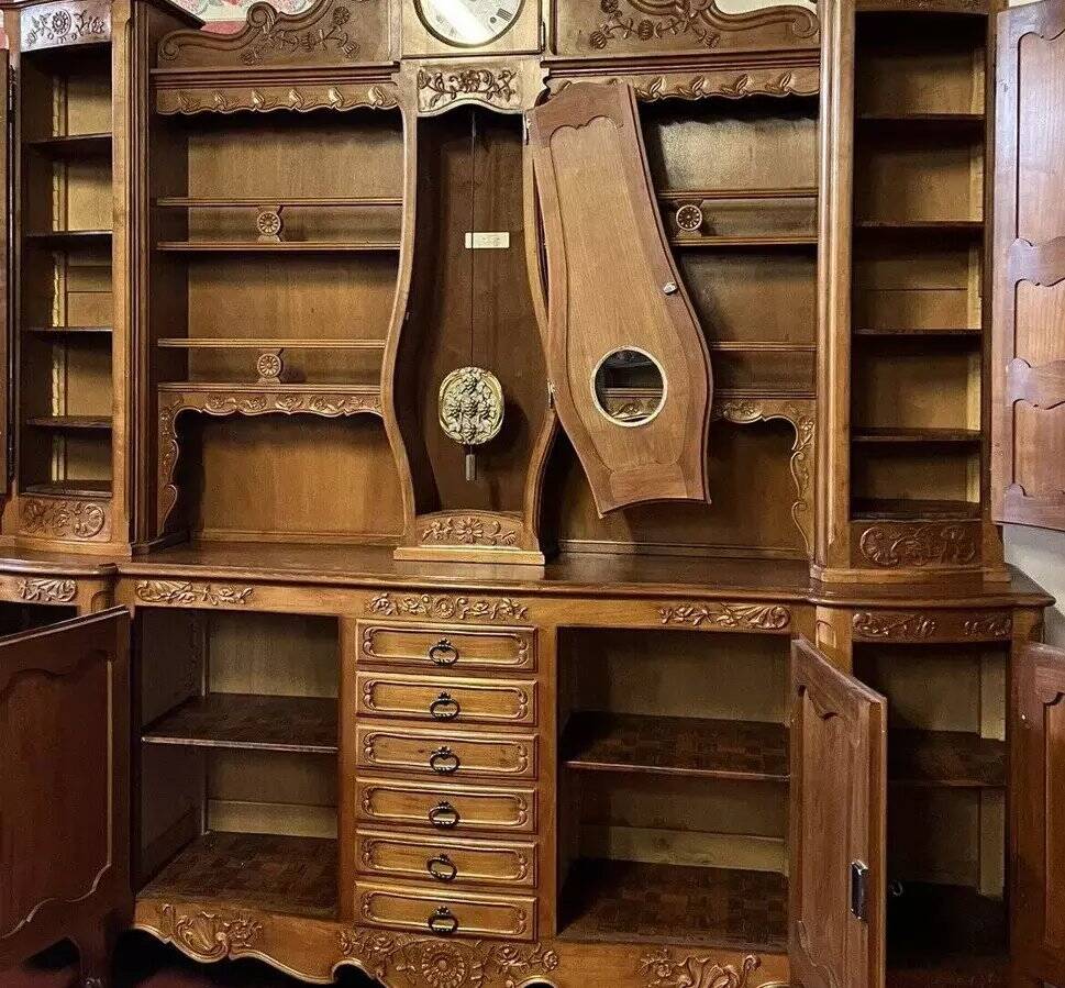 Important buffet deux-corps Louis XV galbé en merisier avec horloge intégré