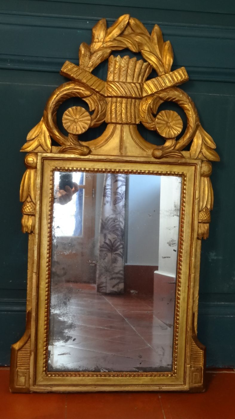 Louis XVI mirror (eighteenth century) in gilded stucco wood H 80 cm