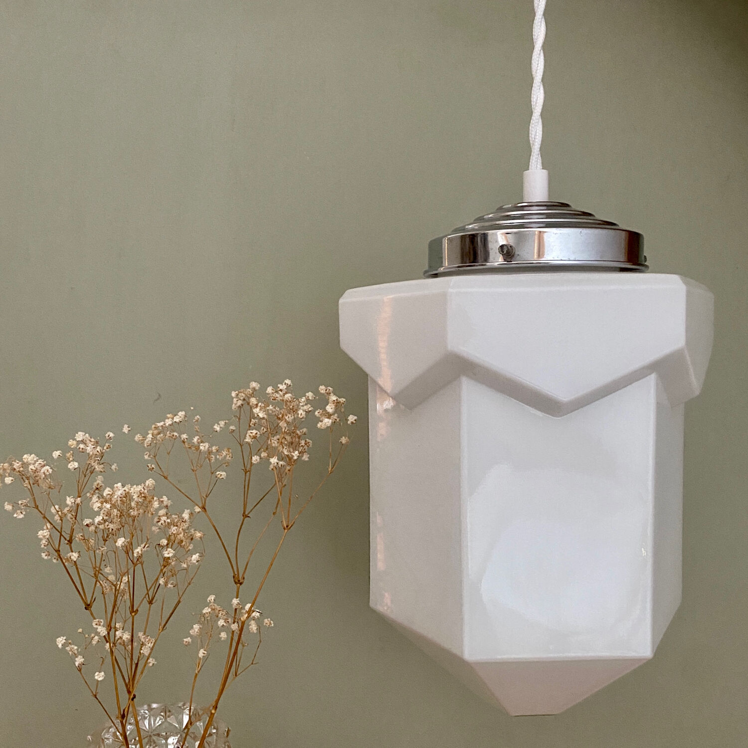 Suspension globe vintage art déco en opaline blanche