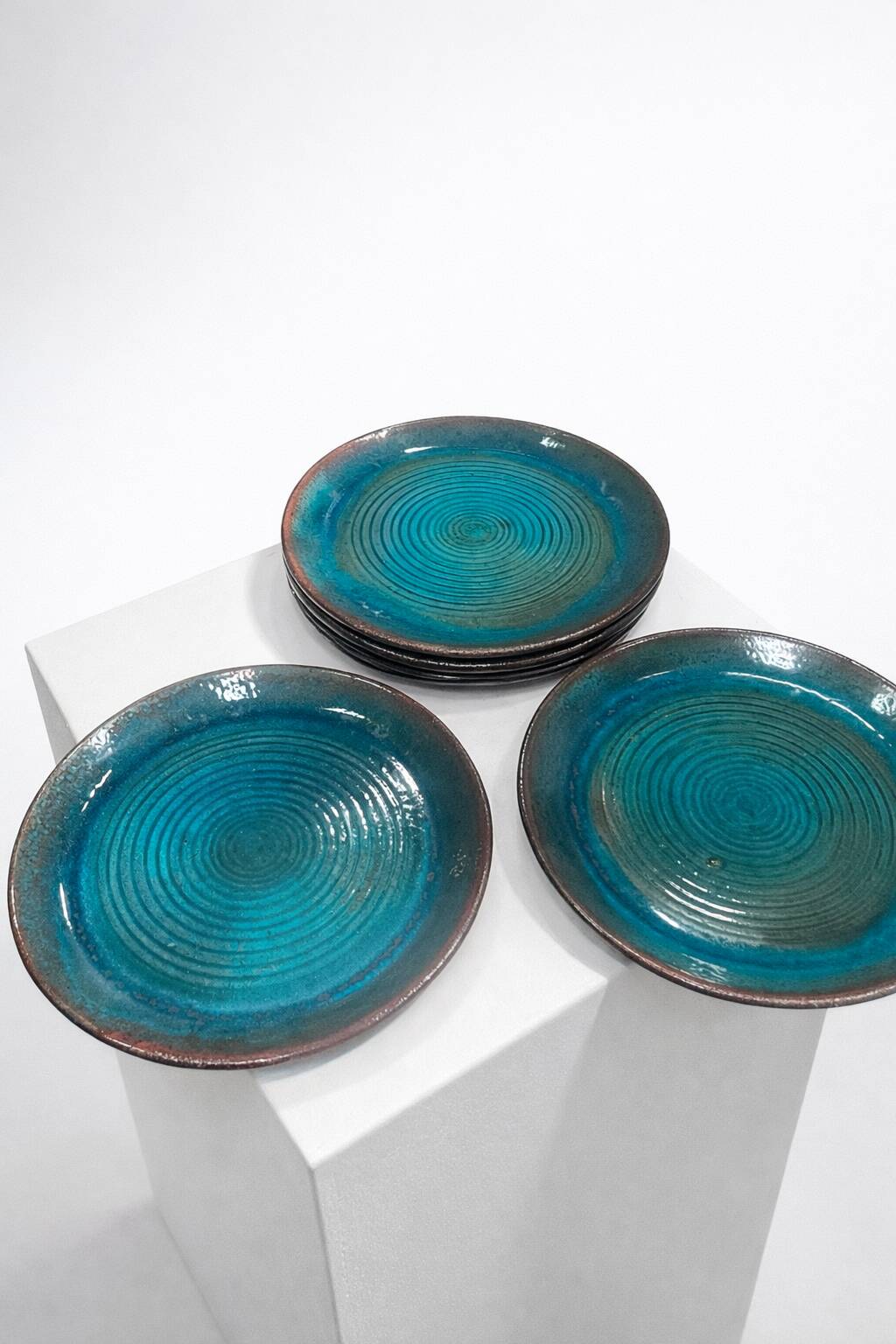 Set of 5 ceramic plates – ø 24.5 cm – signed tournay