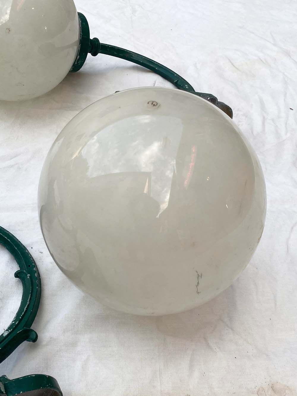 Outdoor wall lamp in cast alluminium, with plastic ball