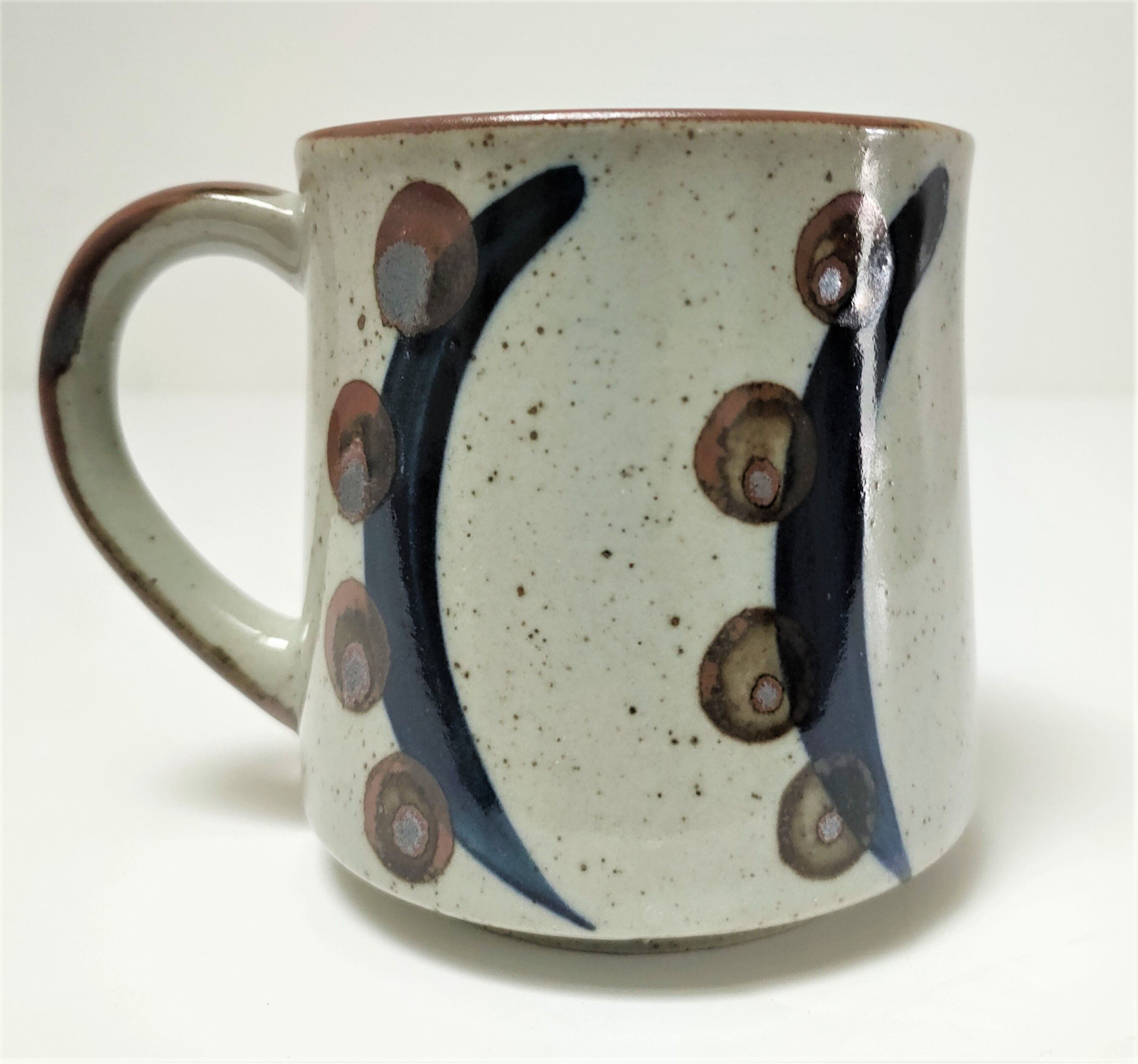 Dix mugs en grès émaillé décors bleu et ocre design années 80