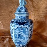 Delfts potiche with lid.