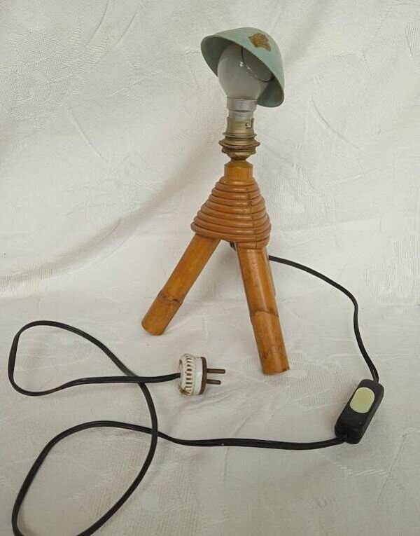Lampe de table vintage en rotin – Tripode – Prise en porcelaine d’origine –