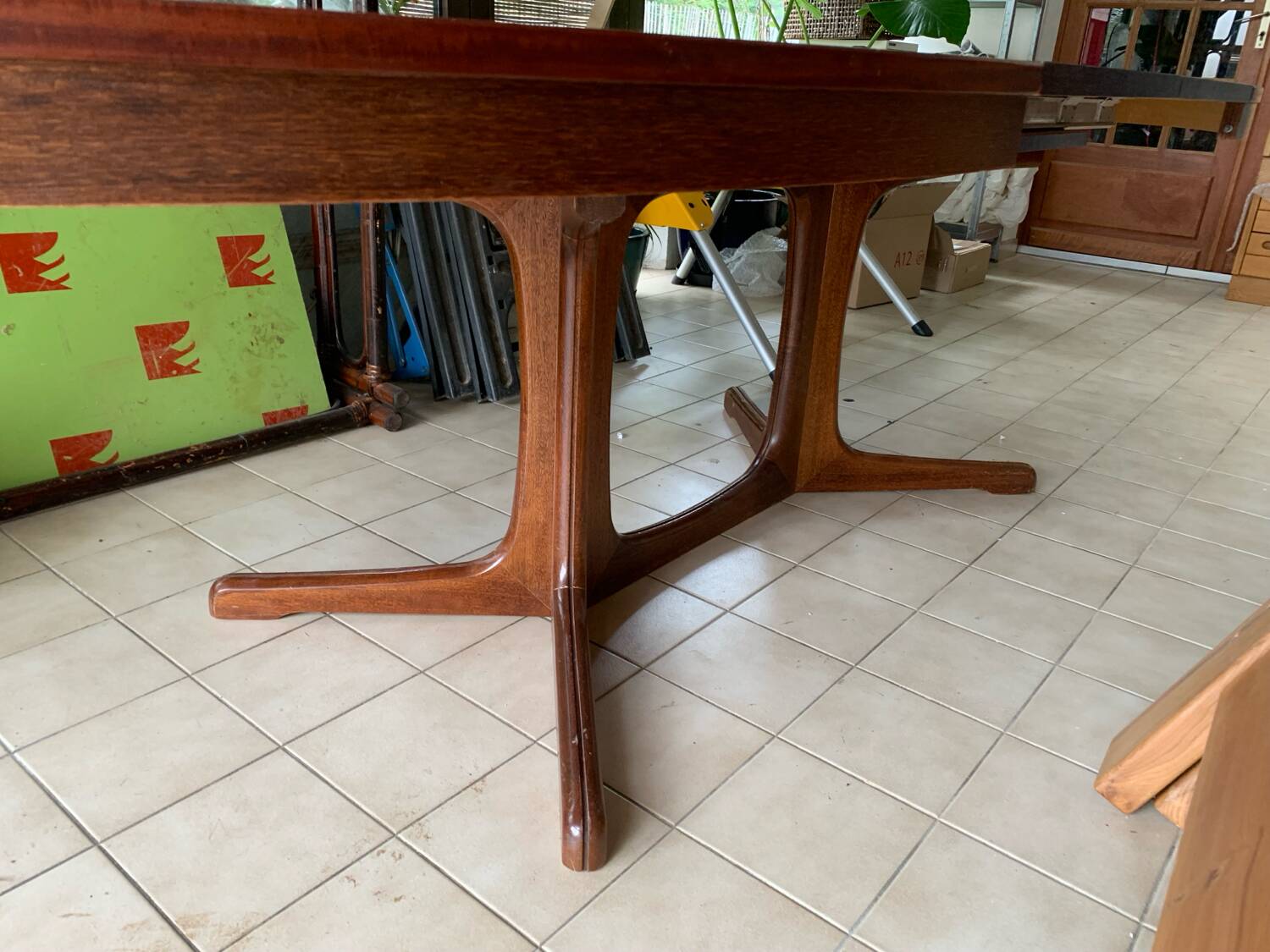 Baumann oval table with extensions