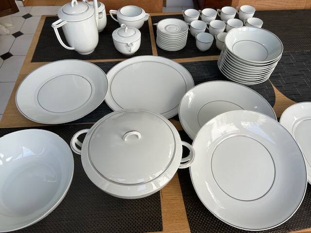 Bernardaud Limoges table service platinum model, 45 pieces