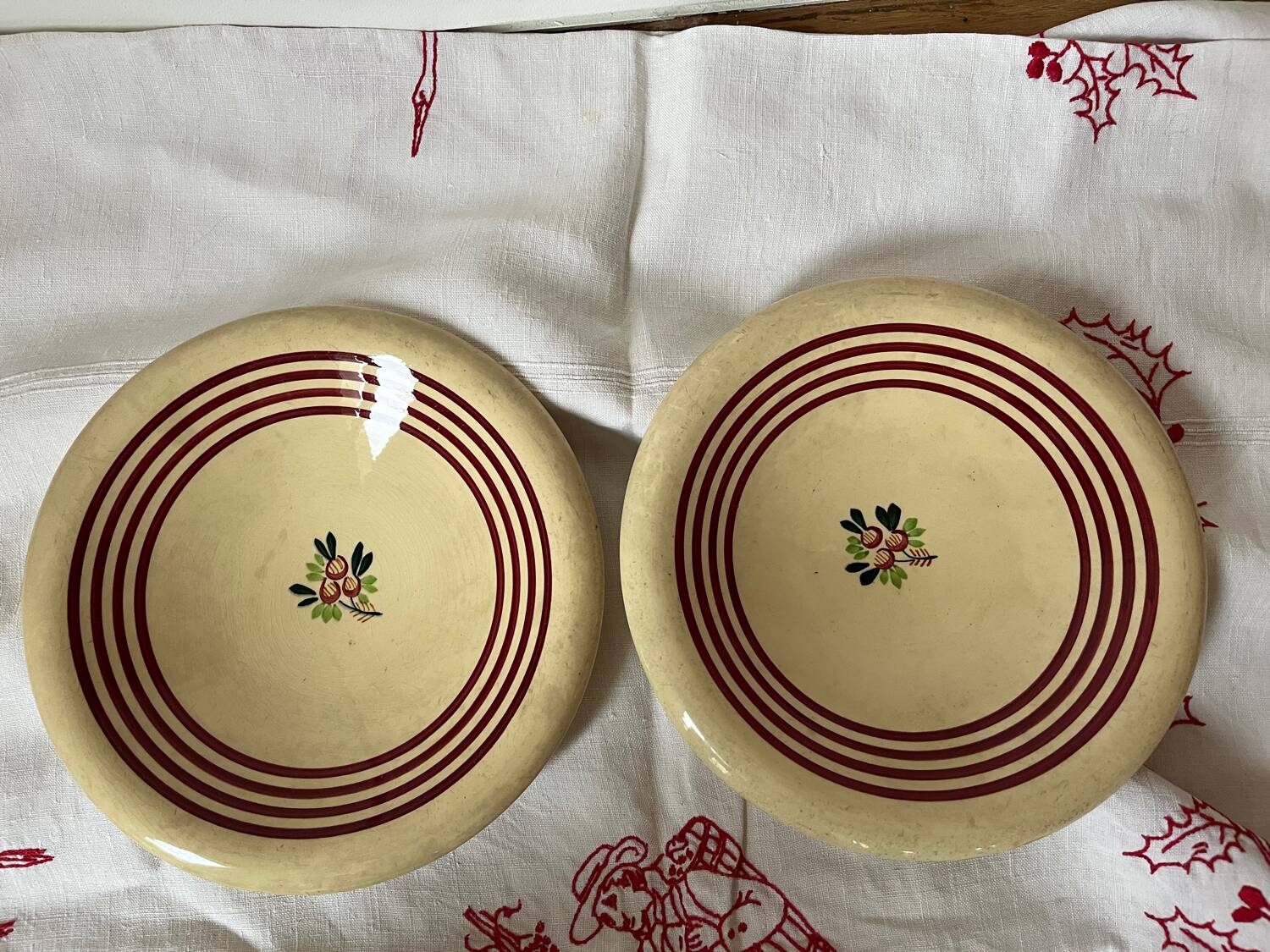 Shallow dish in earthenware from Giens