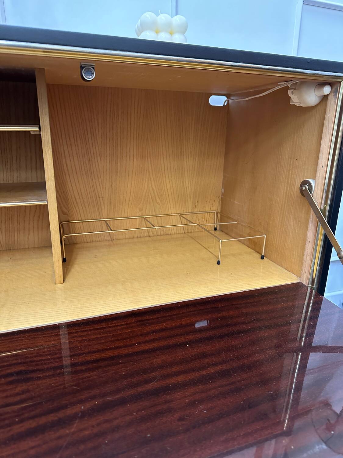 Bar cabinet with compass feet