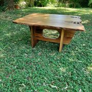 Table basse en noyer massif