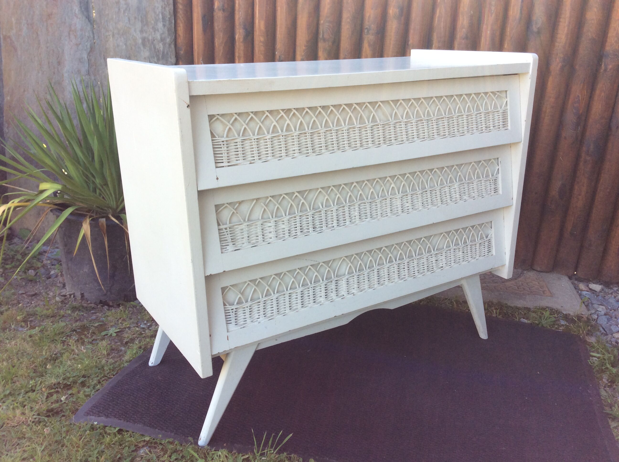 Commode vintage pieds compas tiroirs en rotin laquée blanc.