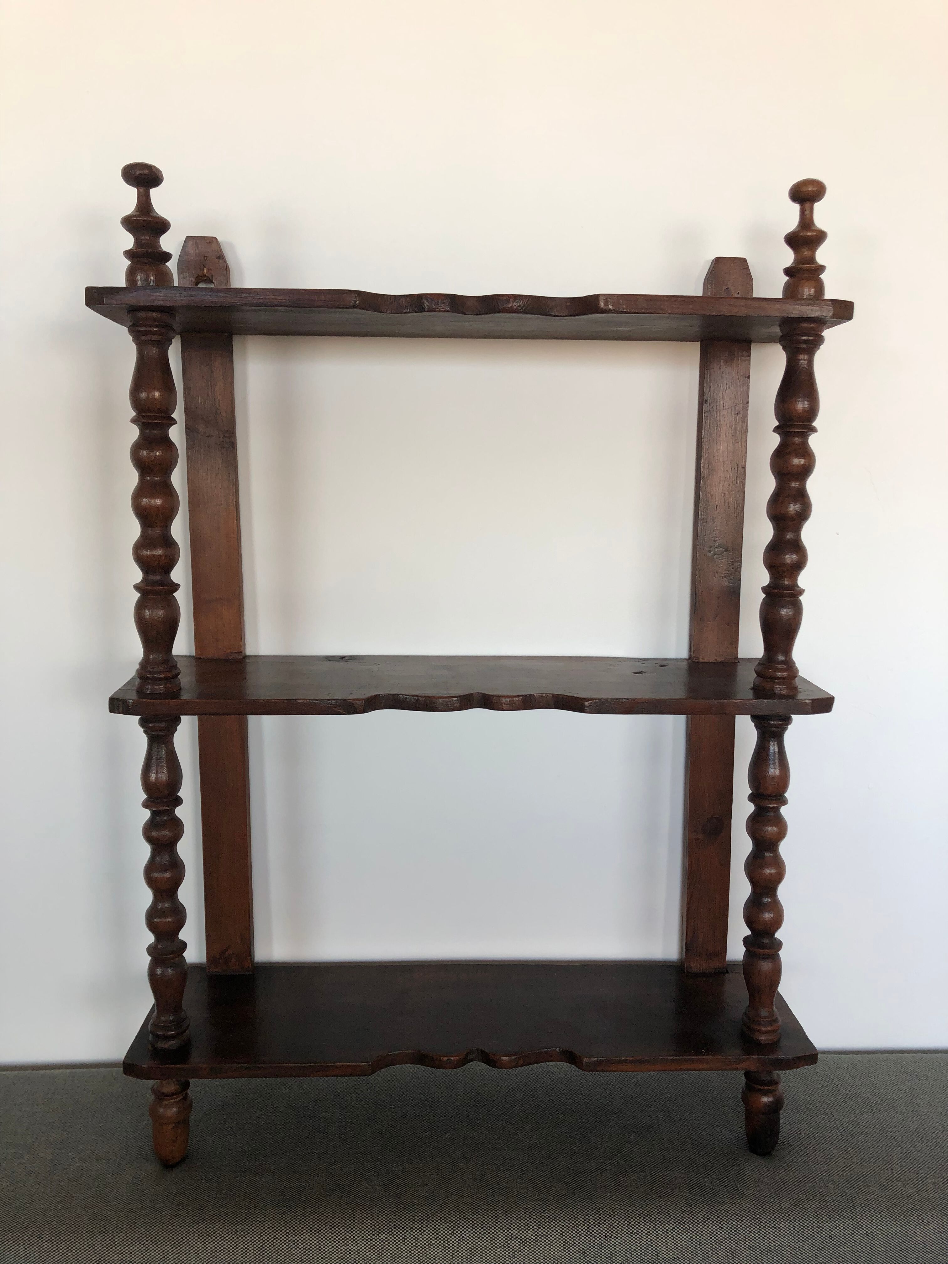 Étagère ancienne en bois brut