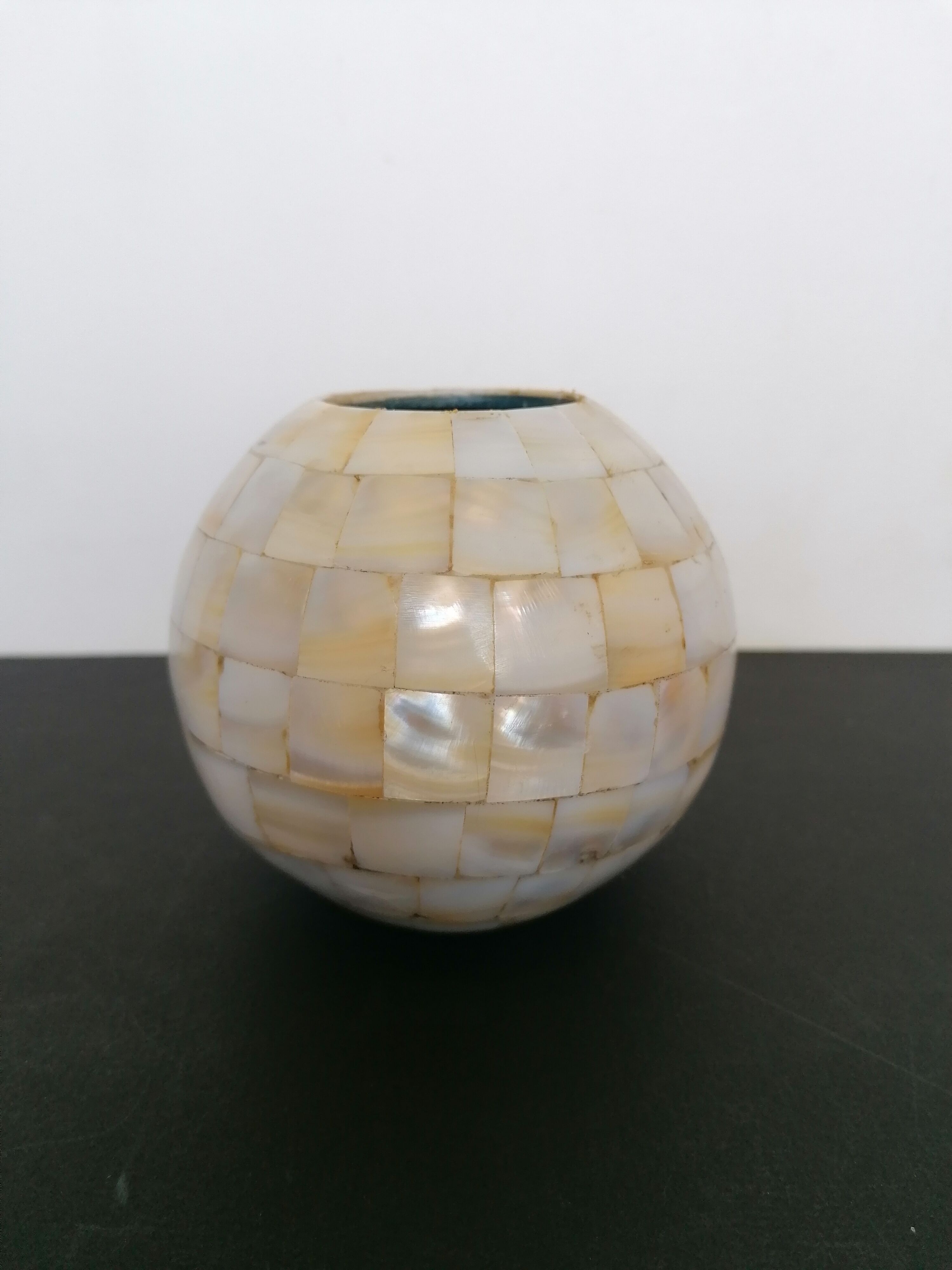 Ball vase in real mother-of-pearl