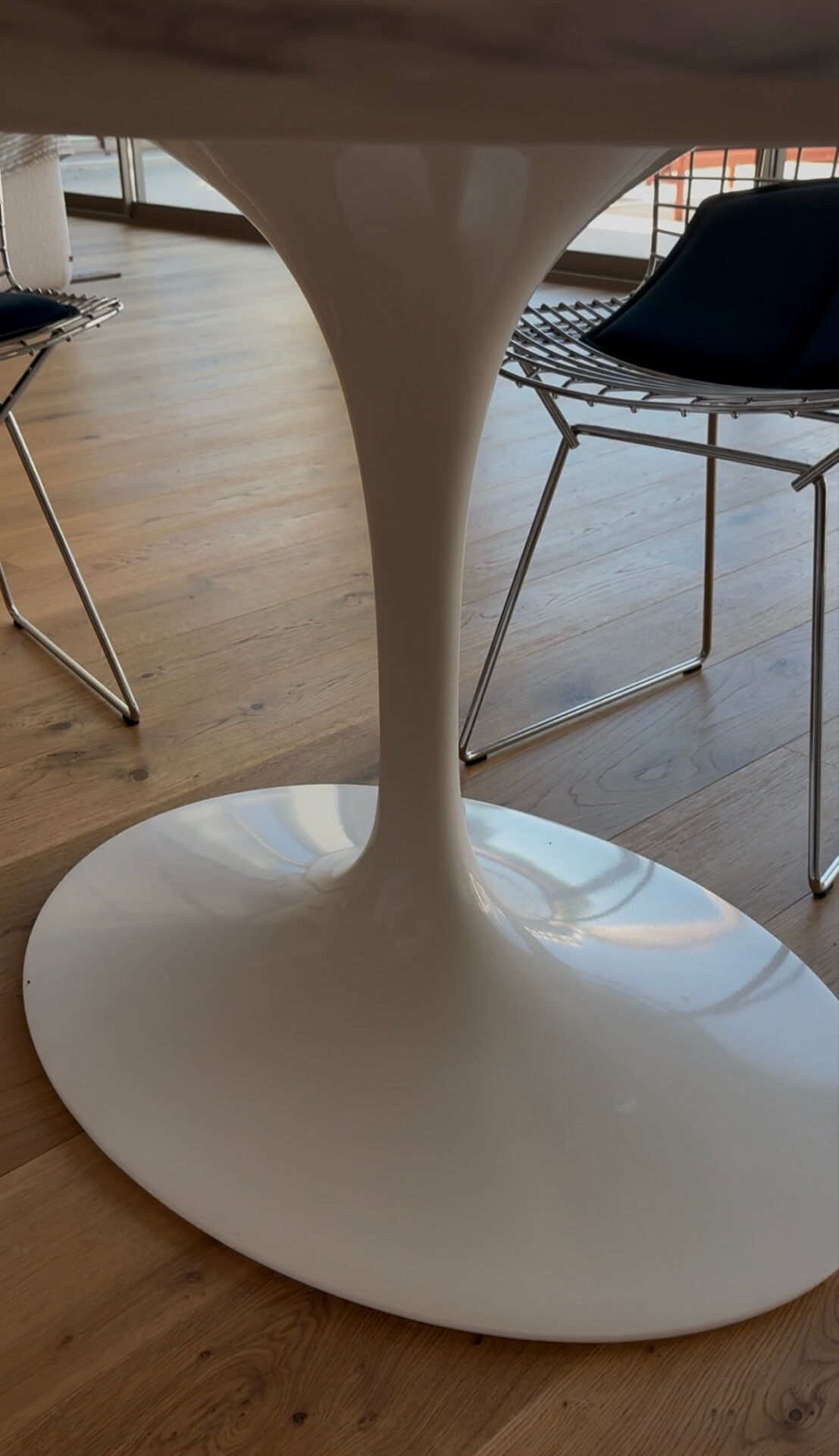 Oval Knoll Saarinen table in Carrara marble
