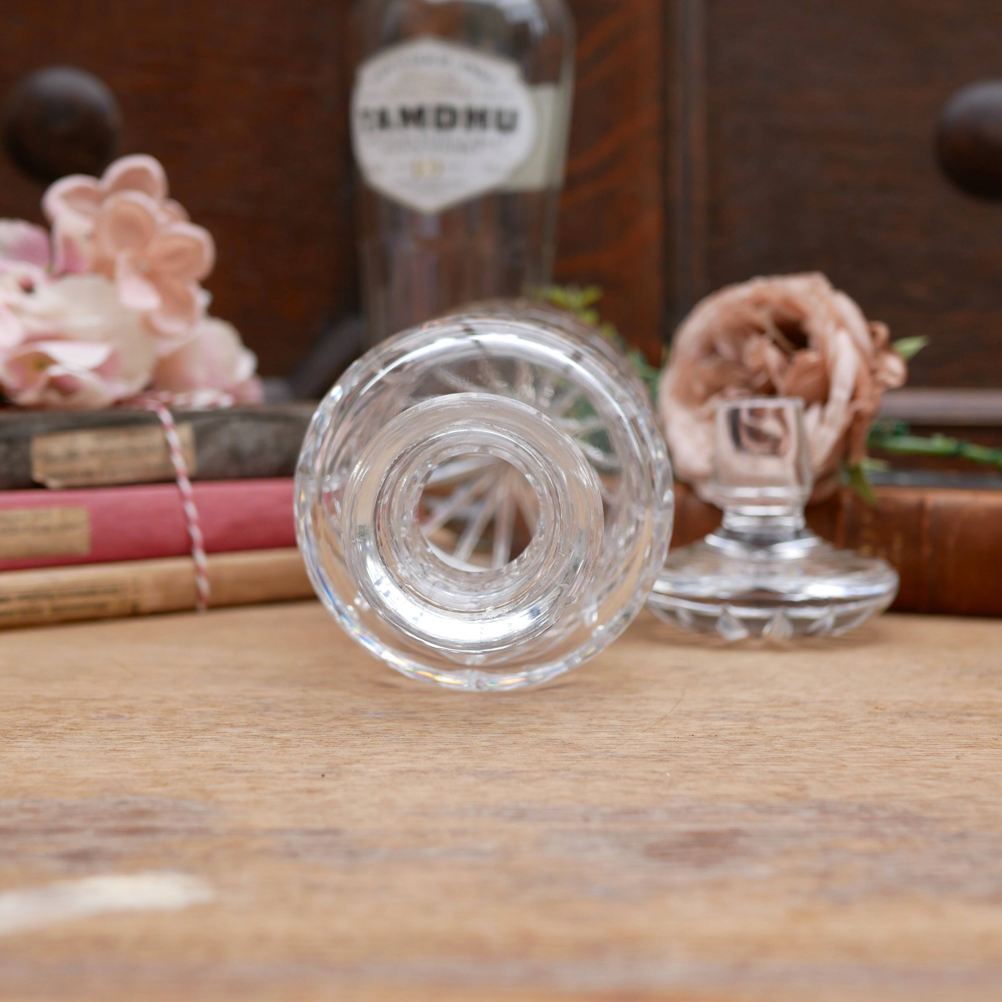 Grande carafe en verre taillé avec large bouchon circulaire plat