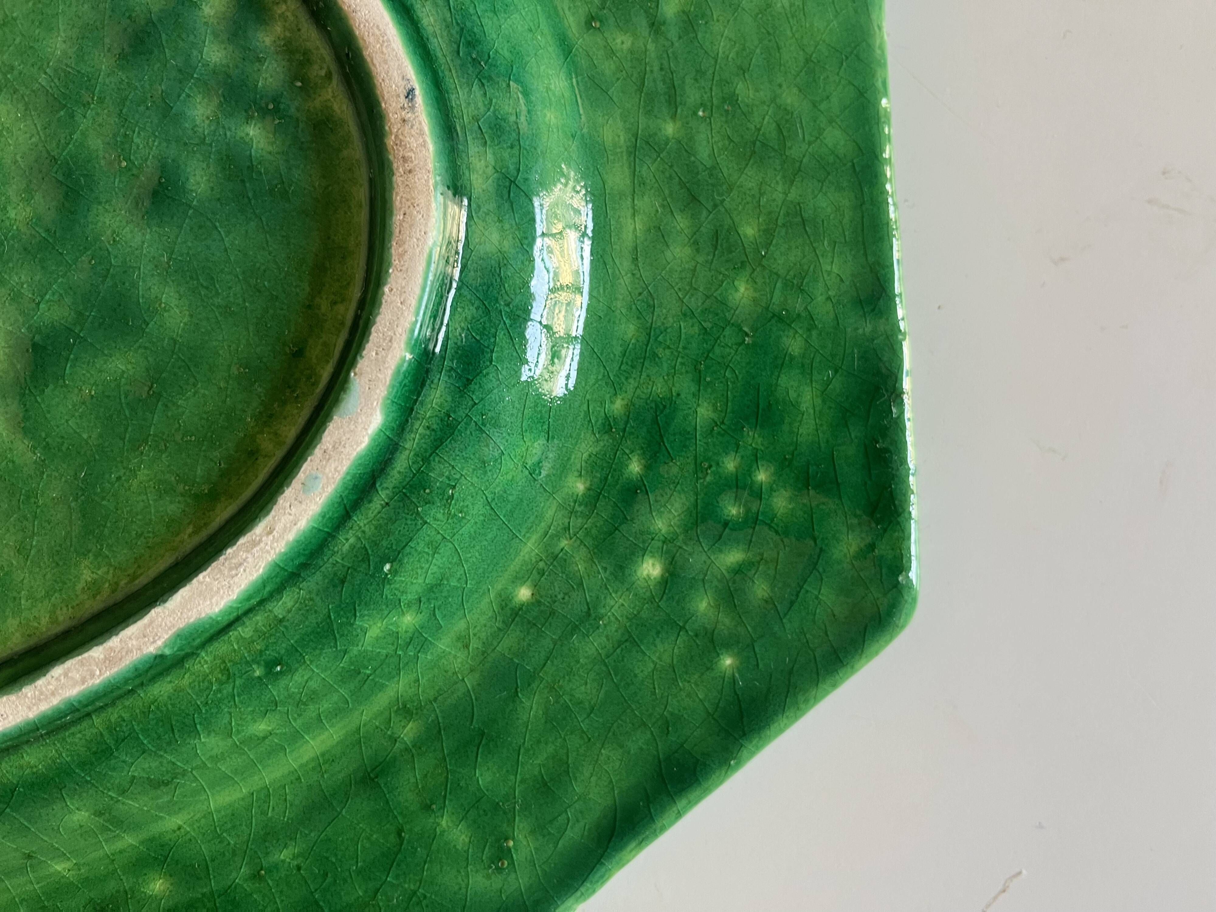 Plat néoclassique octogonal perles en terre vernissée vert XL