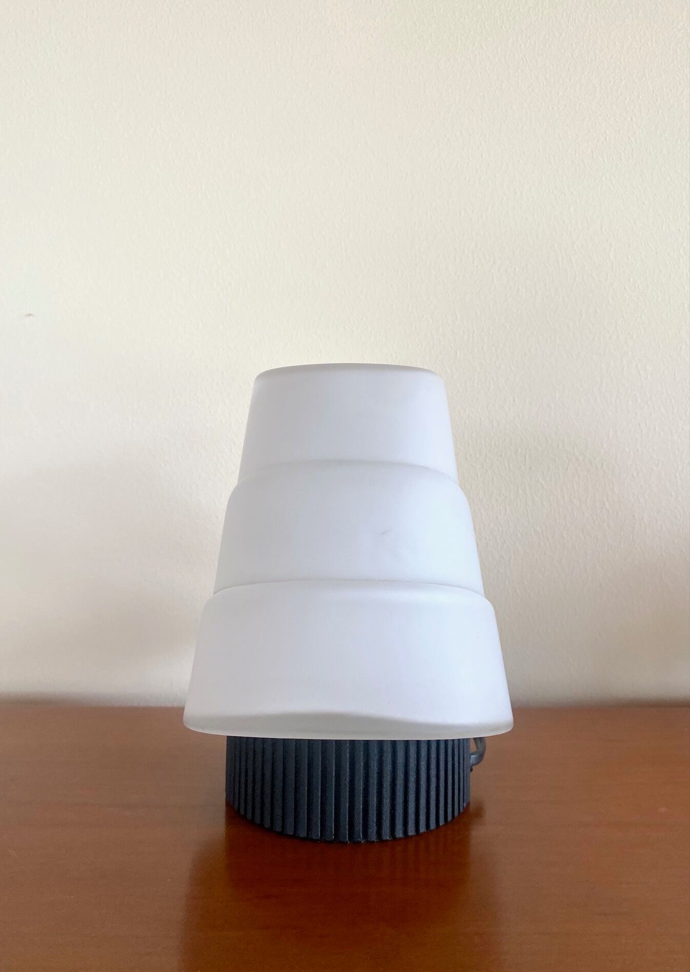 Pair of lamps in opaline glass and metal, 1980