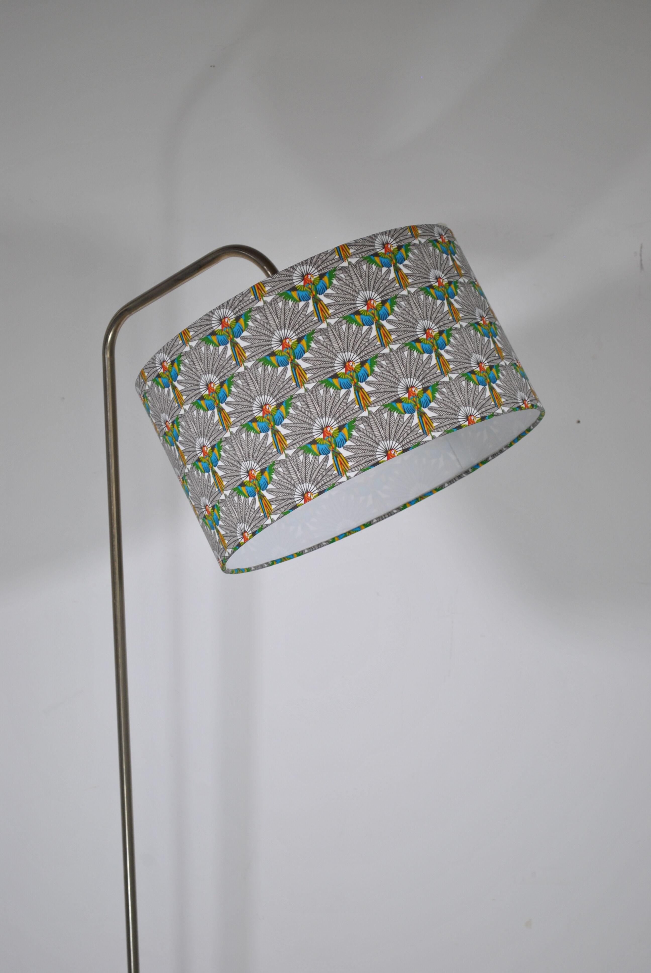 Smooth floor lamp magazine holder