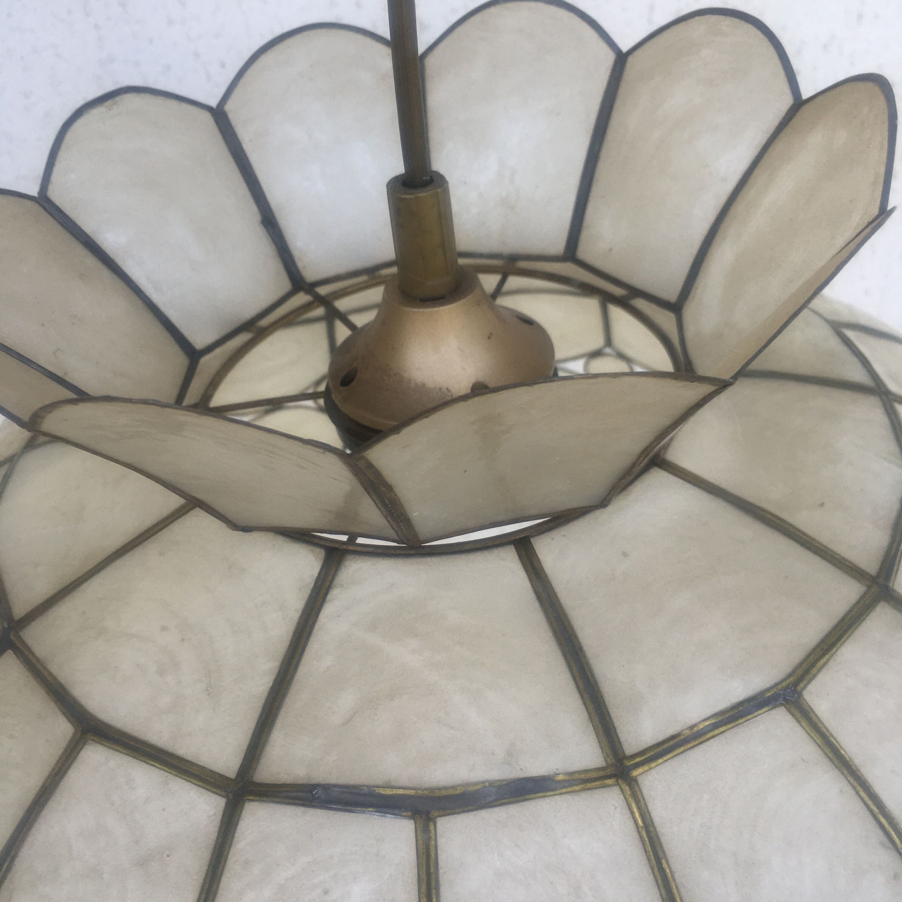 Mother-of-pearl suspension