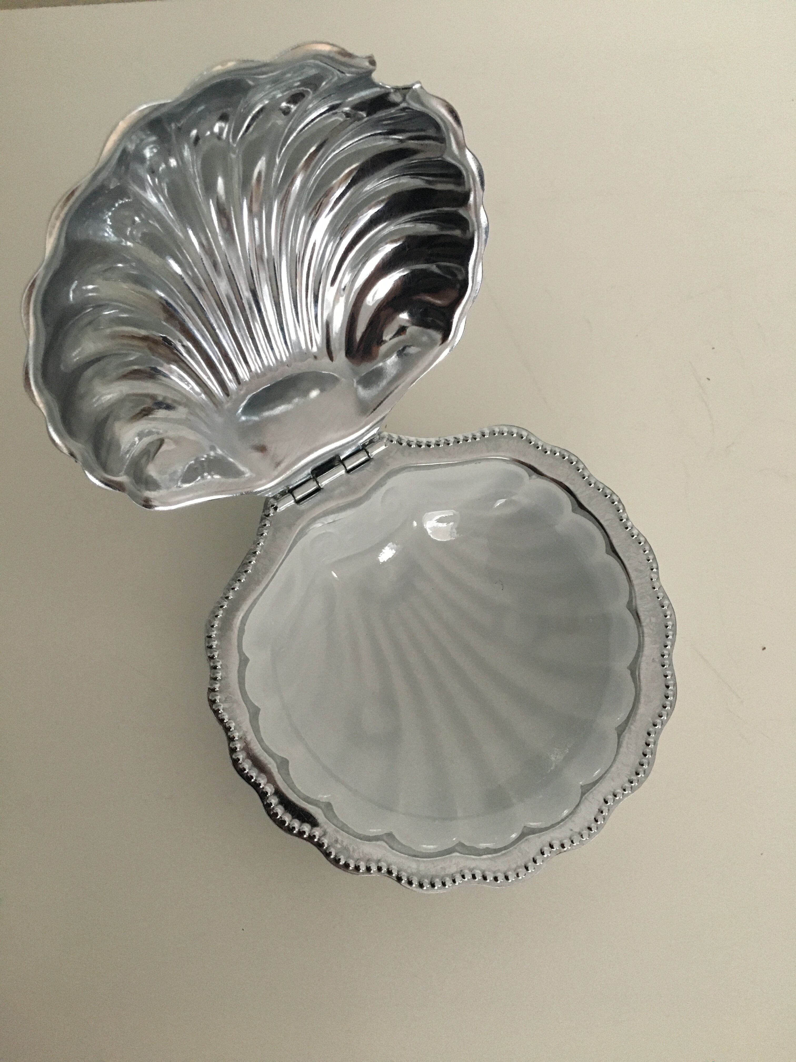 Empty chrome metal pockets shape scallops
