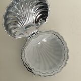 Empty chrome metal pockets shape scallops