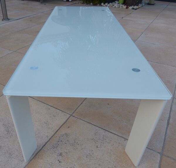 Table basse en verre et métal blanc cassé