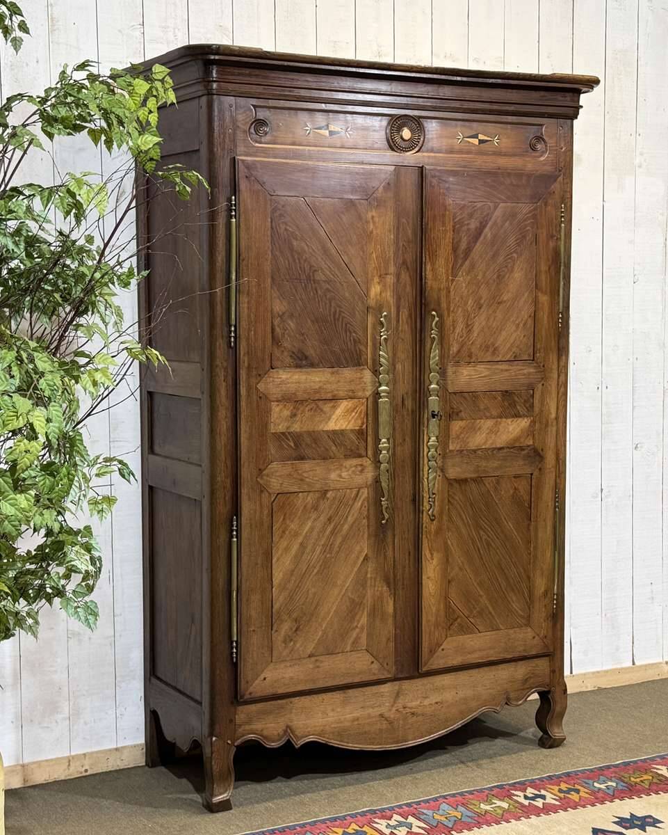 19th-century Breton wardrobe in oak and chestnut.