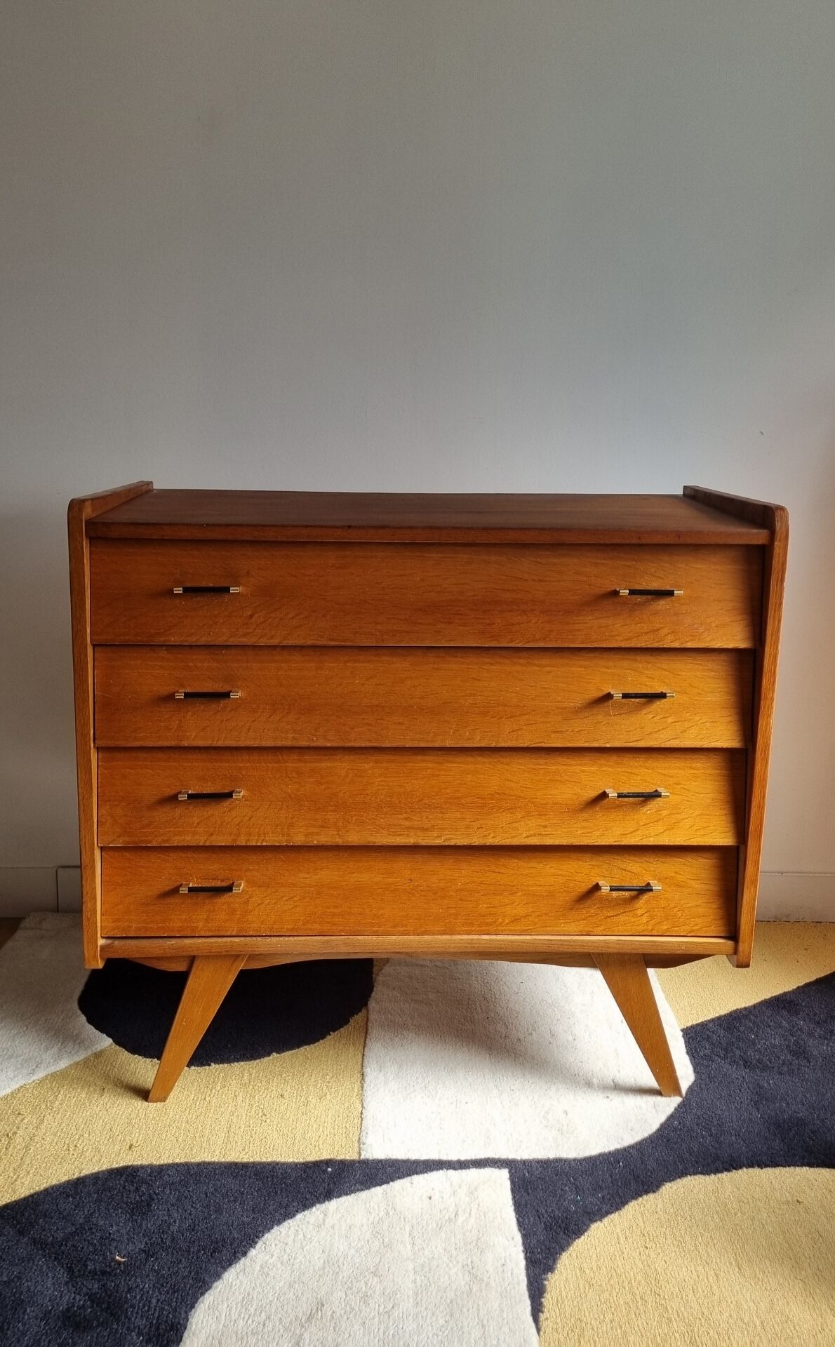 Vintage commode with tapered legs