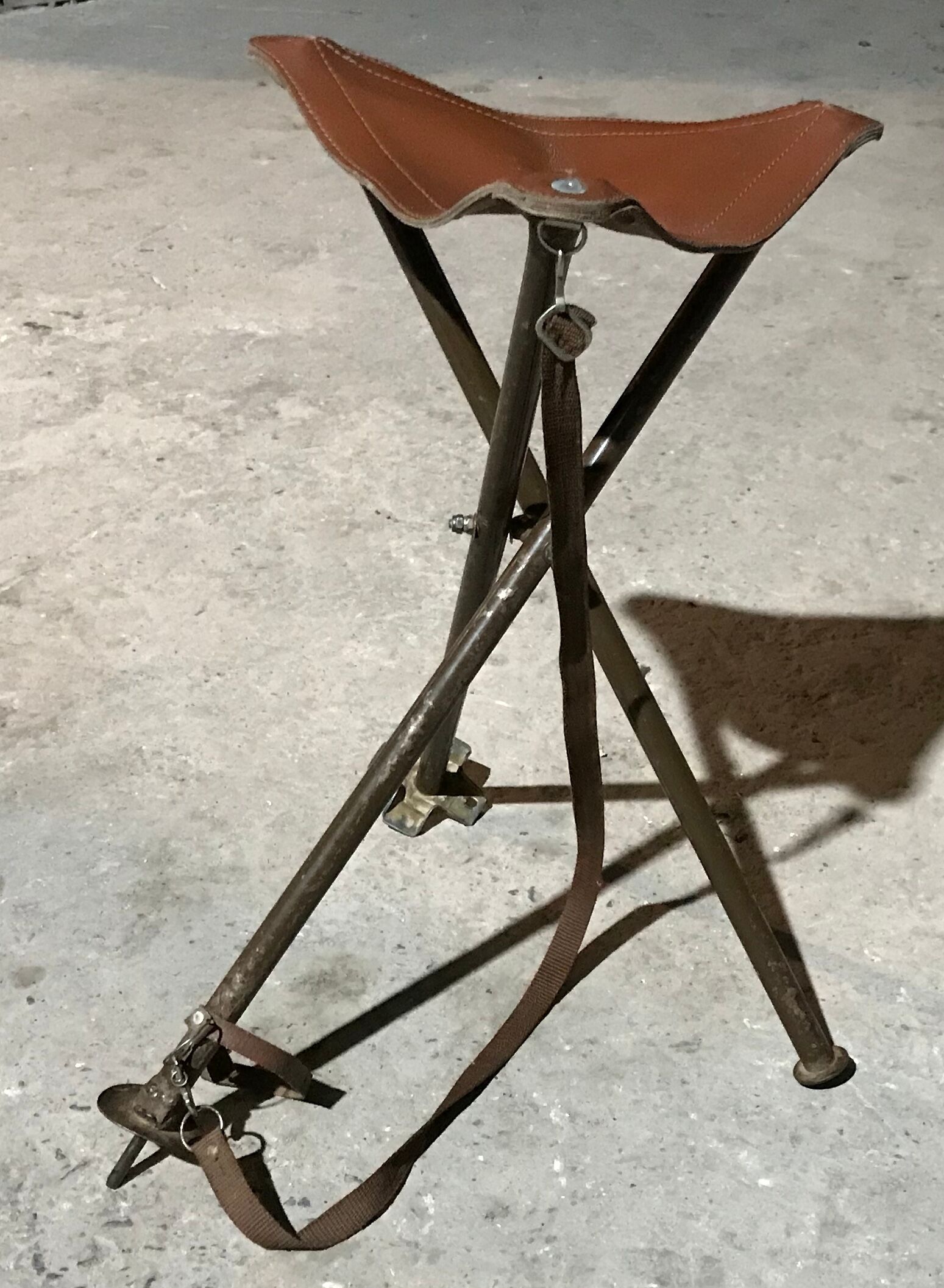 Foldable tripod stool
