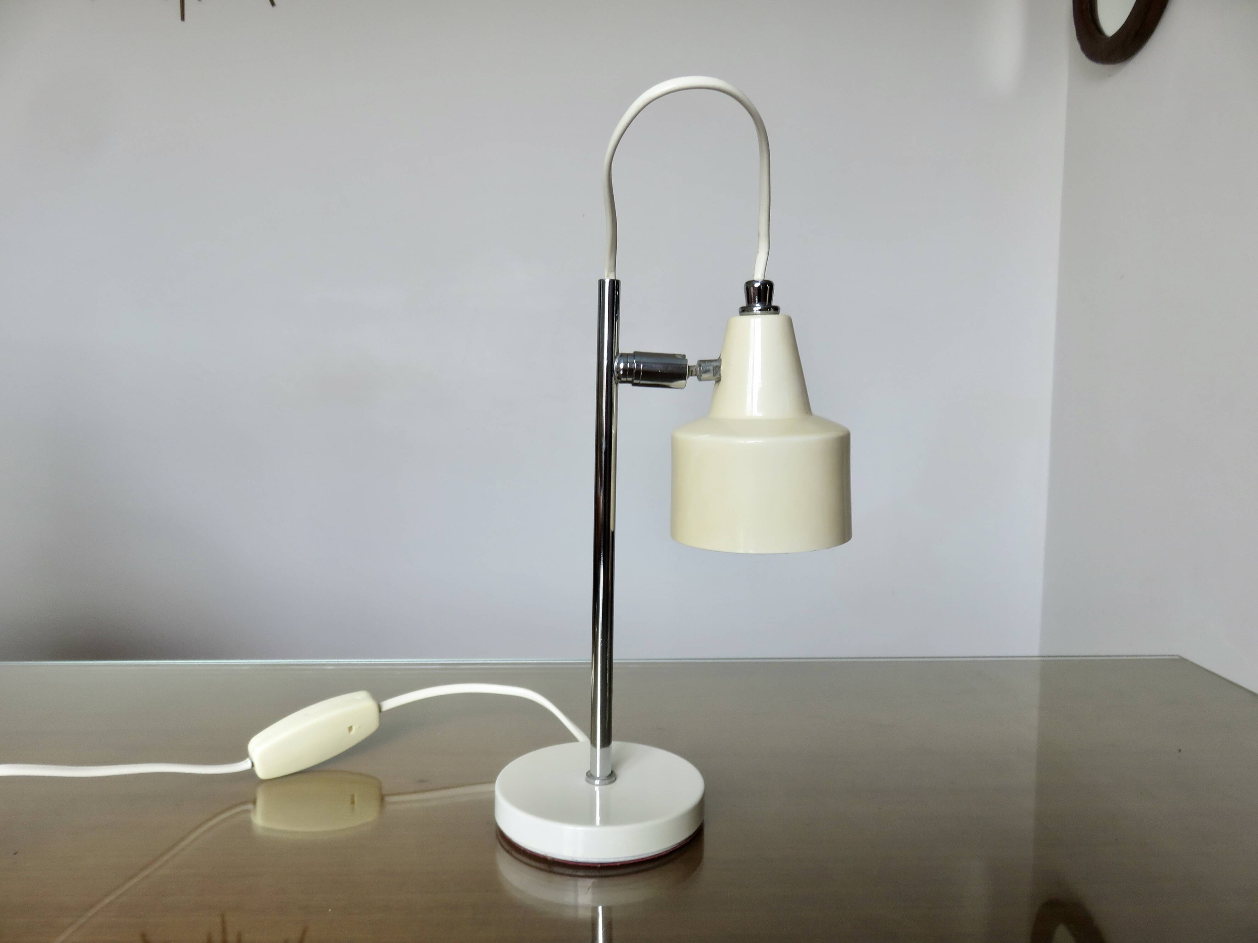 Small Italian lamp with a ball joint, chrome metal and lacquered metal, 60s 70s.
