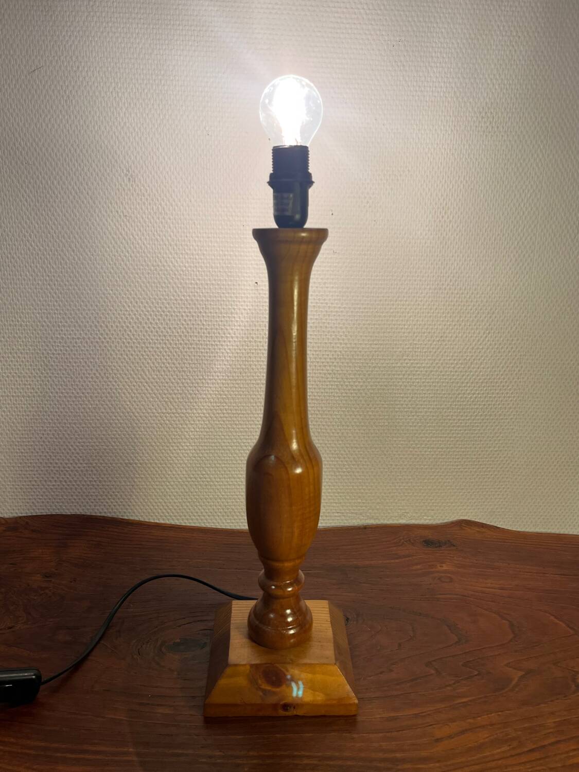 Pied de lampe en bois massif
